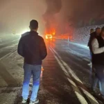 Burdur’da Seyir Halindeki Lüks Otomobil Alev Aldı, Yangın Sebebi Araştırılıyor