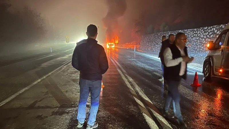 Burdur’da Seyir Halindeki Lüks Otomobil Alev Aldı, Yangın Sebebi Araştırılıyor