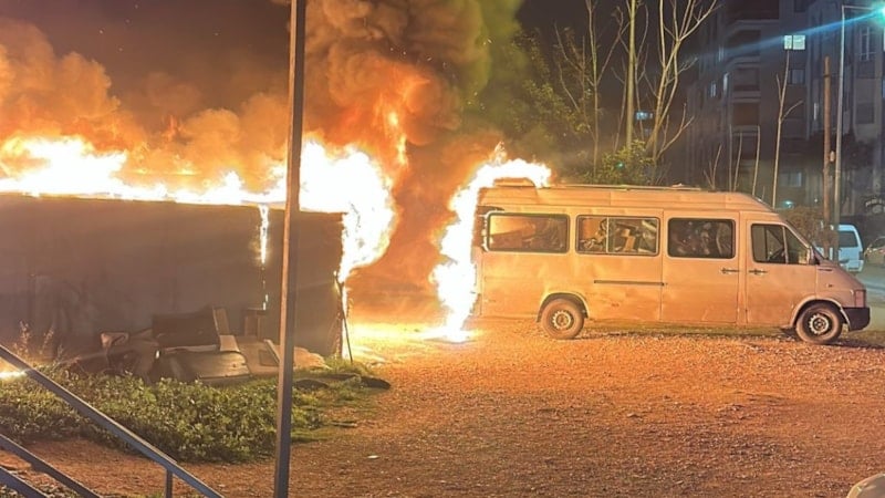 Bursa'da Barakada Çıkan Yangın Minibüse Sıçradı: Büyük Hasar Var