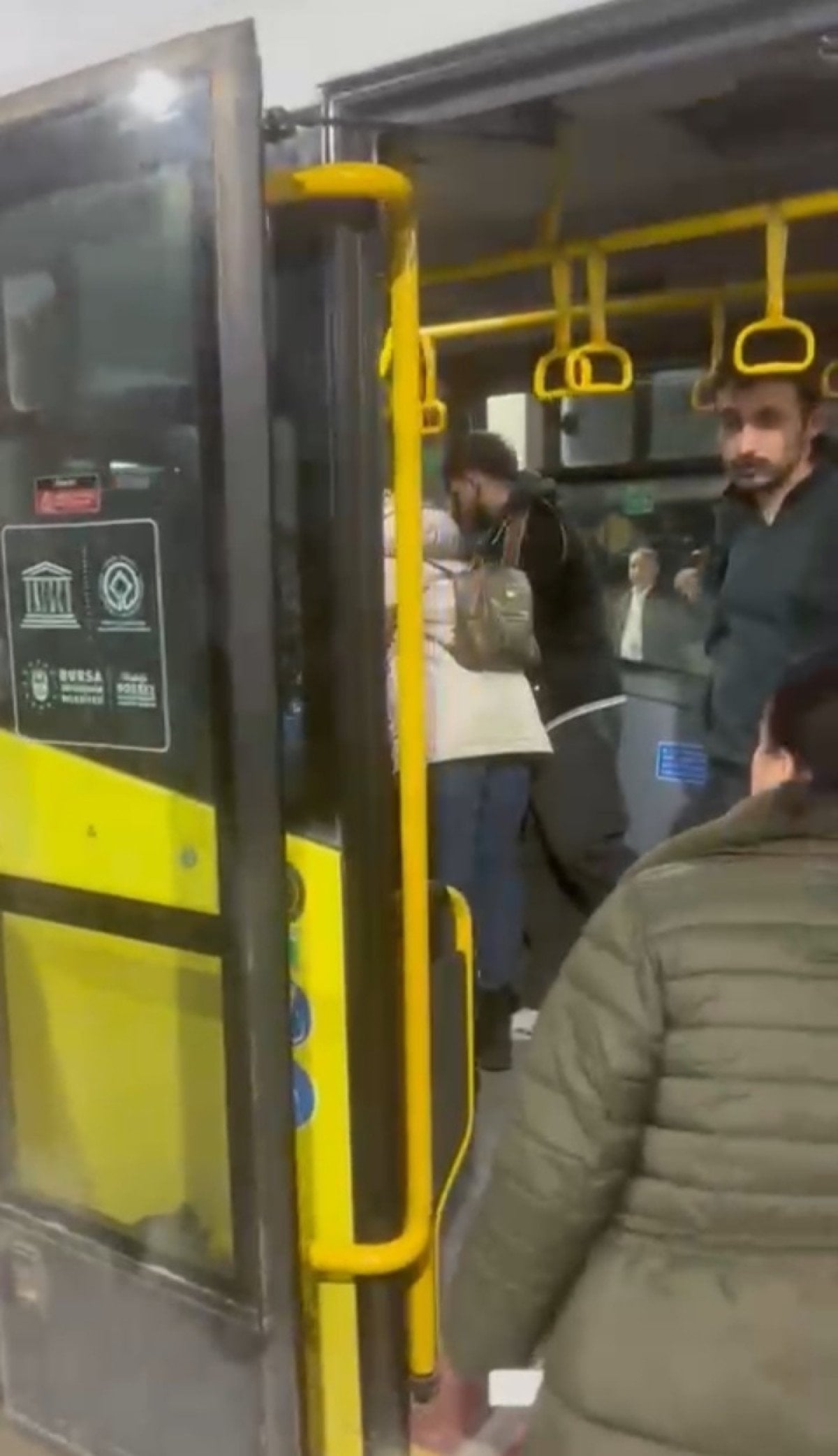 Bursa’da Minibüste Kalp Krizi Geçiren Yolcuya Şoförün Hızlı Müdahalesi Hayat Kurtardı