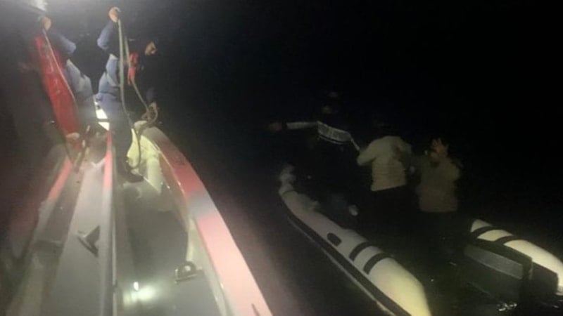 Çanakkale Açıklarında Motor Arızası Nedeniyle Sürüklenen 8 Kaçak Göçmen Kurtarıldı