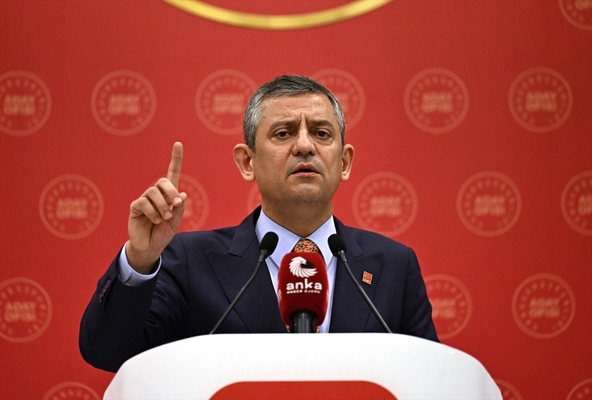 CHP'deki Değişim Tartışmaları: Özgür Özel ve Ekrem İmamoğlu'nun Durumu Kargaşaya Neden Oluyor