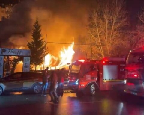 Diyarbakır'daki kafede yangın, itfaiye ekipleri hızlıca müdahale etti