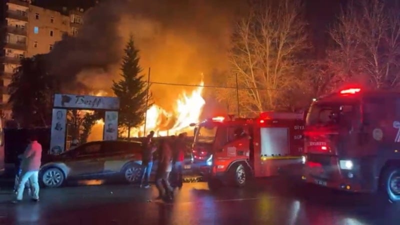 Diyarbakır'daki kafede yangın, itfaiye ekipleri hızlıca müdahale etti
