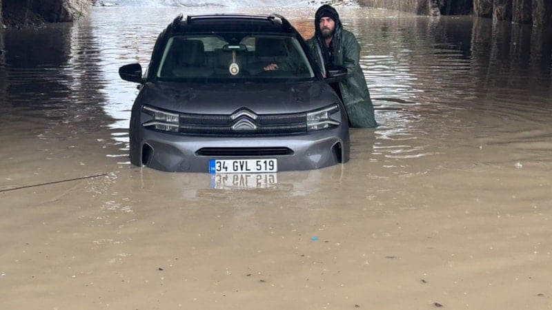 Edirne'de Sağanak Yağış Sonrası Yollar Kapatıldı, Sular Altında Kalanlar Kurtarıldı