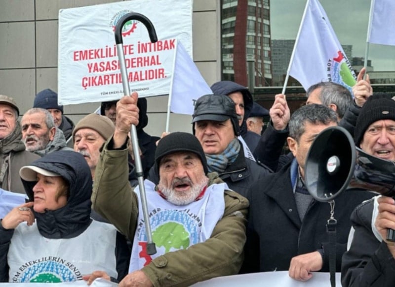 Emekliler, 20 Bin TL’lik Aylığı Protesto Etti ve İktidara Kırmızı Kart Gösterdi