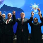 Erdoğan, AK Parti'ye Katılan Belediyelere Rozet Taktı