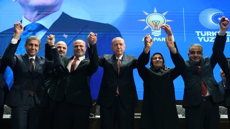 Erdoğan, AK Parti'ye Katılan Belediyelere Rozet Taktı