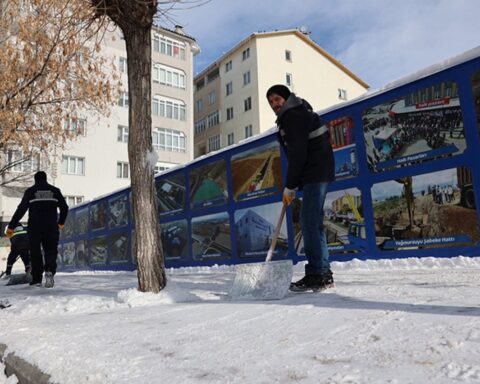 Erzurum’da Karla Mücadele Ekipleri Dondurucu Soğukta Yolları Açmak İçin Çalışmalarına Devam Ediyor