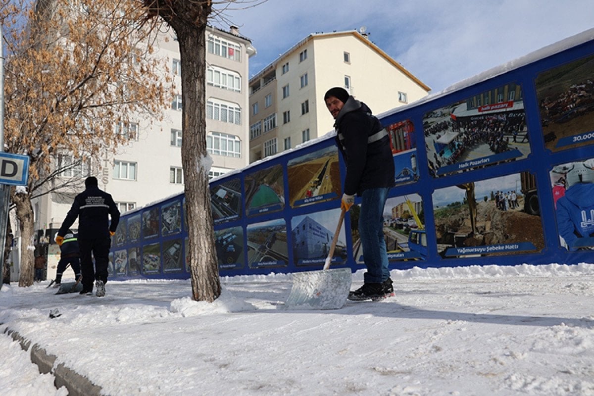 Erzurum’da Karla Mücadele Ekipleri Dondurucu Soğukta Yolları Açmak İçin Çalışmalarına Devam Ediyor