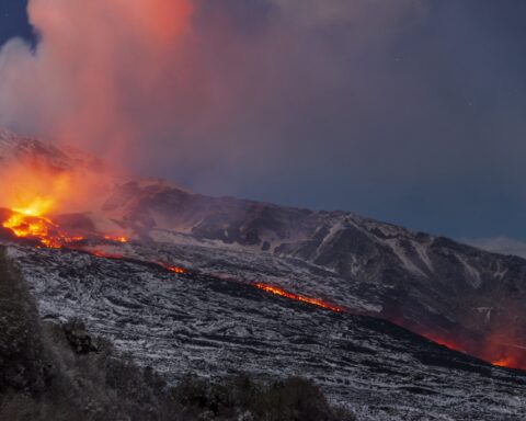 Etna Yanardağı'ndaki Lav Akışları İzleniyor, Halk İçin Acil Tehlike Yok