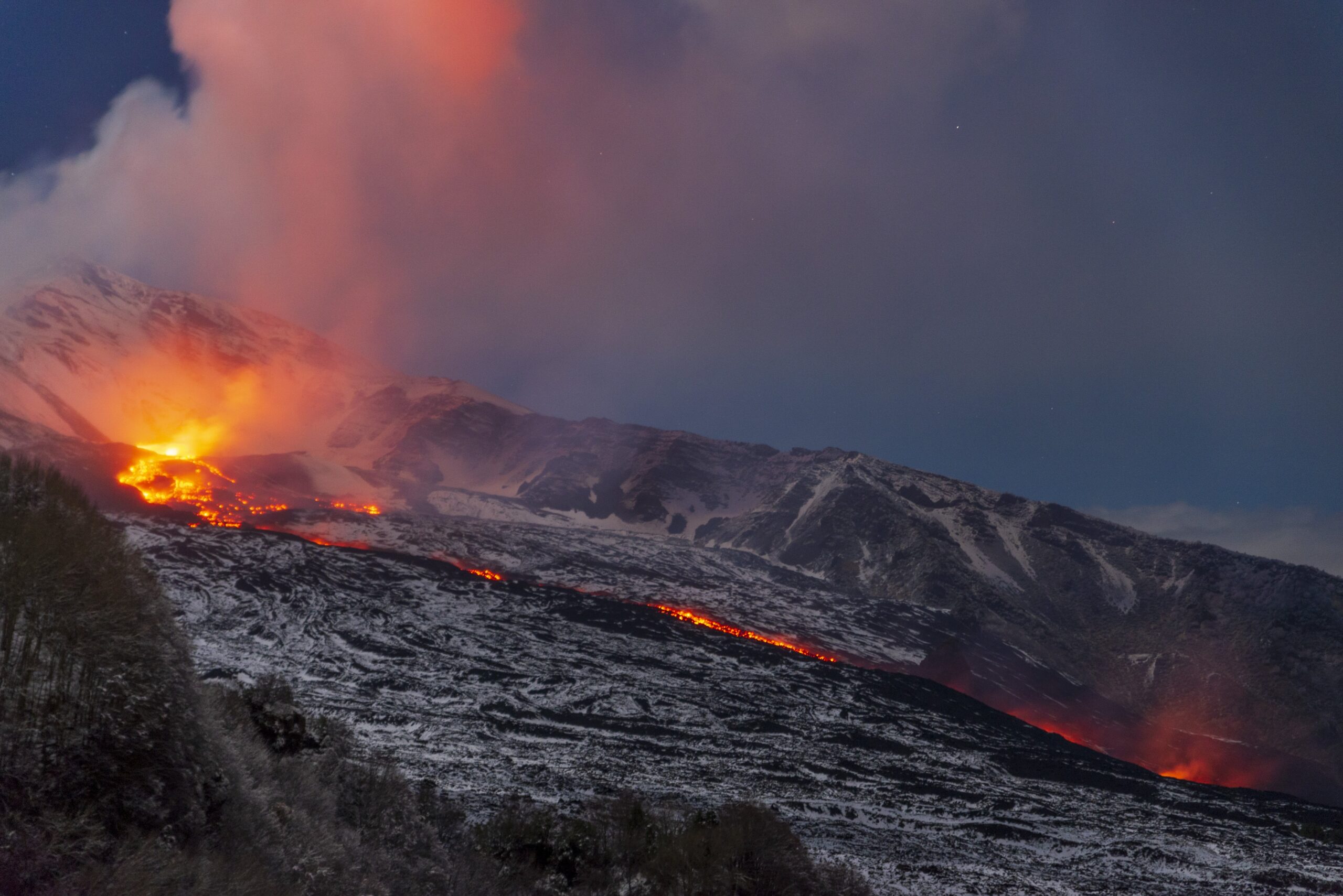 Etna Yanardağı'ndaki Lav Akışları İzleniyor, Halk İçin Acil Tehlike Yok