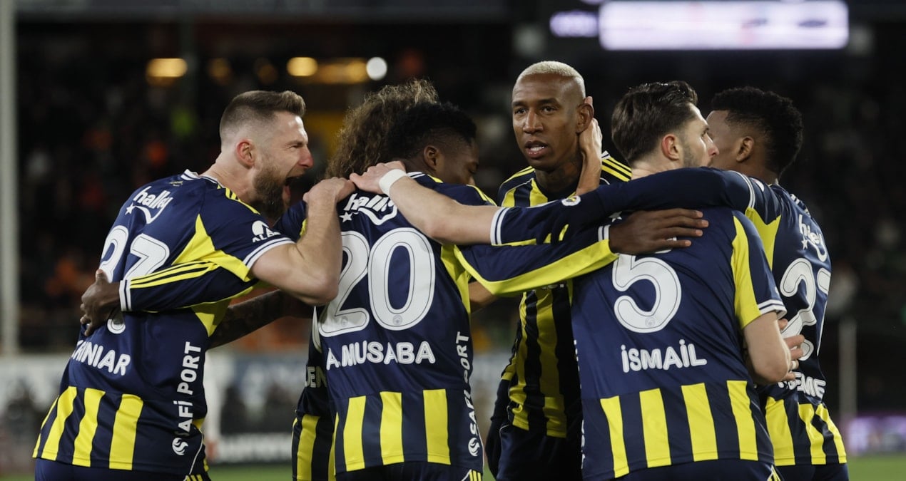 Fenerbahçe, Alanyaspor’u Zor Bir Maçta Yenerek Liderle Puan Farkını Kapatıyor