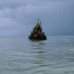 Fırtınada Işıldayan Noel Ağacı Görüntüsü Viral Oldu