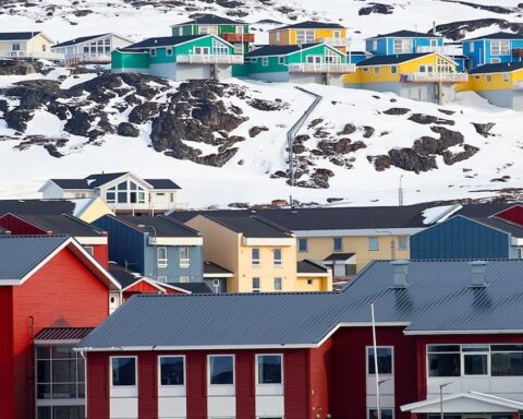 Grönland'da Güneşin Hiç Batmadığı Süreçte Yerel Halk Biyolojik Ritmi Koruma Yöntemleri Geliştiriyor