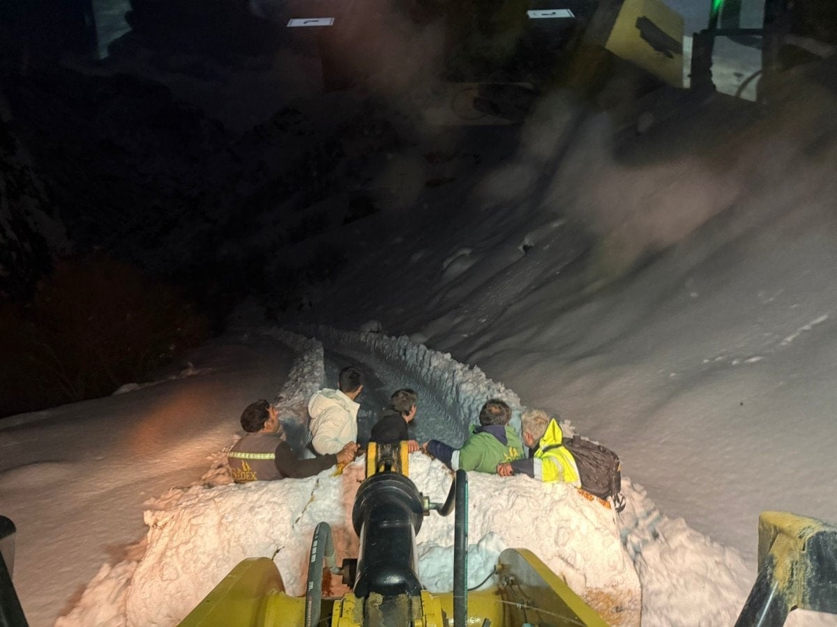 Hakkari’de Kar Yağışı Nedeniyle Mahsur Kalan 8 İşçi 3 Gün Sonra Kurtarıldı