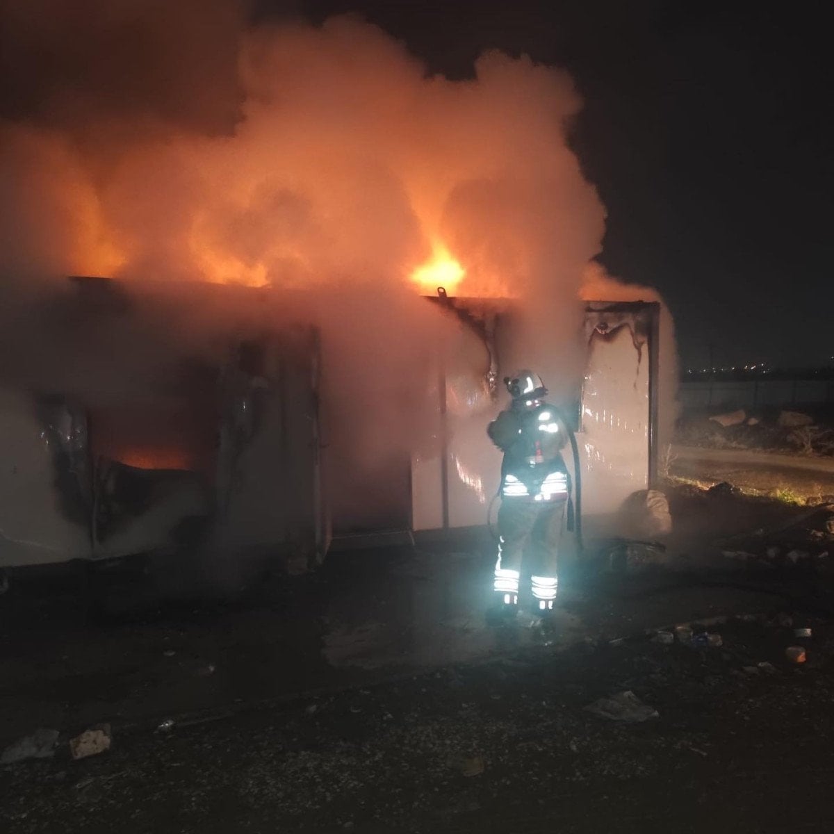 Hatay'da konteynerde çıkan yangın söndürüldü, bir kişi kurtarıldı