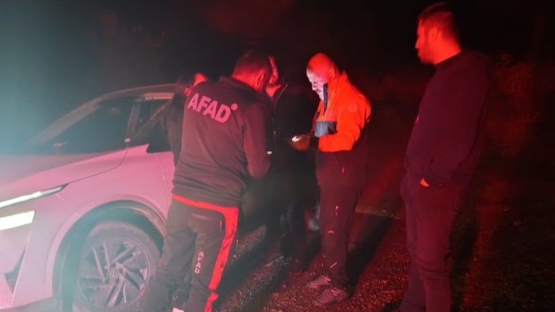Hatay'da Mahsur Kalan Aile, AFAD ve Belediye Ekipleri Tarafından Kurtarıldı