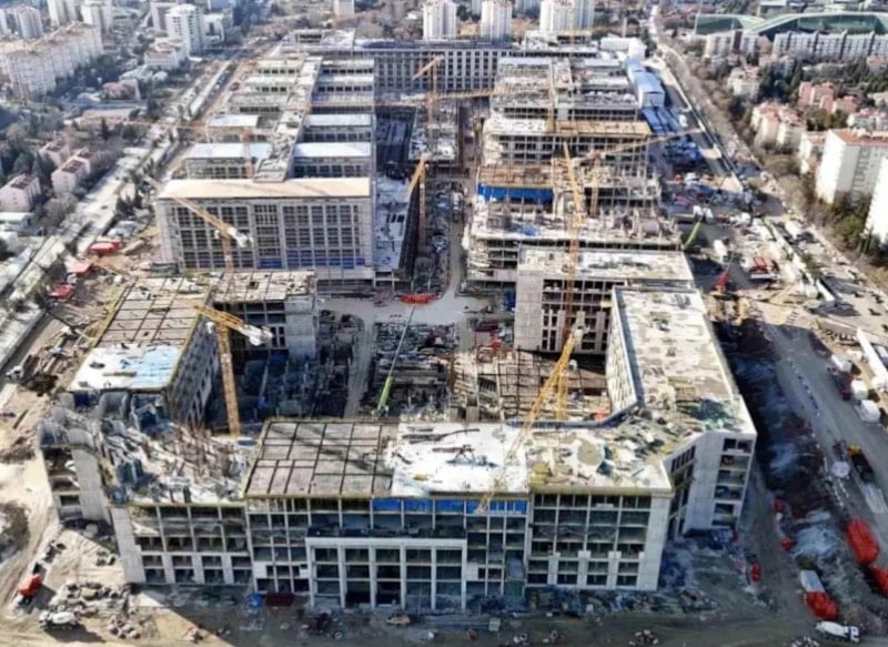 İktidar, Emeklilerin Taleplerini Reddederken Müteahhitlere Fahiş Zamlar Yapıyor