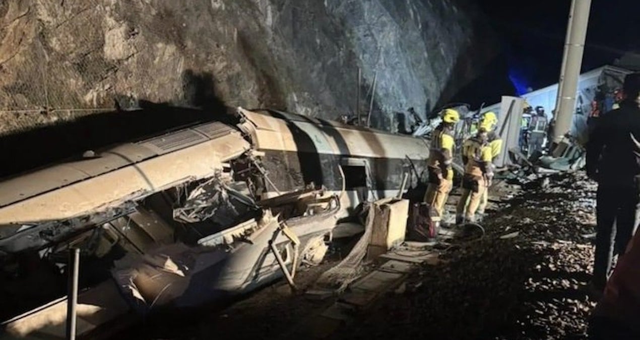 İspanya'da Trenin Raydan Çıkması Sonucu 40 Kişi Hayatını Kaybetti