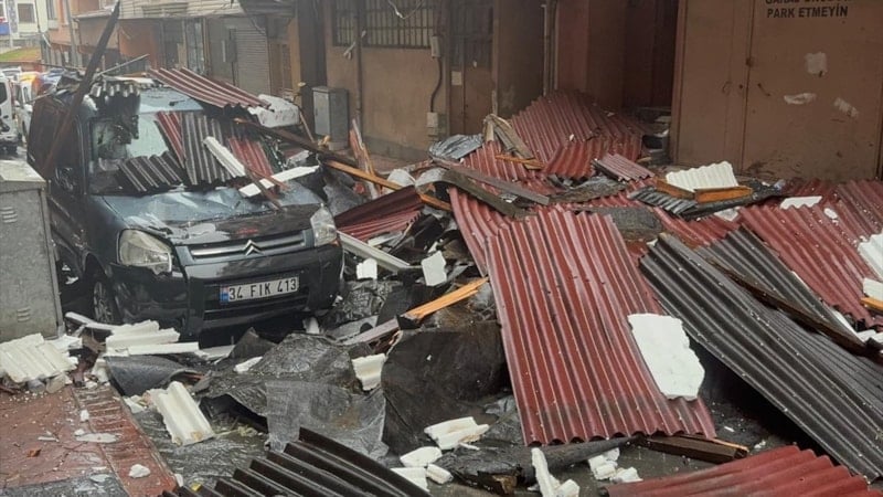 İstanbul'da Fırtına: 23 Çatı Uçtu, 28 Ağaç Devrildi