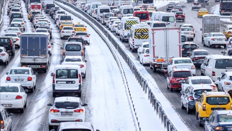 İstanbul'da kar yağışı nedeniyle ağır taşıtlara ve kuryelere trafik yasağı getirildi