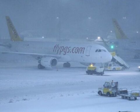 İstanbul'da Kar Yağışı Nedeniyle Sabiha Gökçen Havalimanı'ndan Seferler İptal Edildi