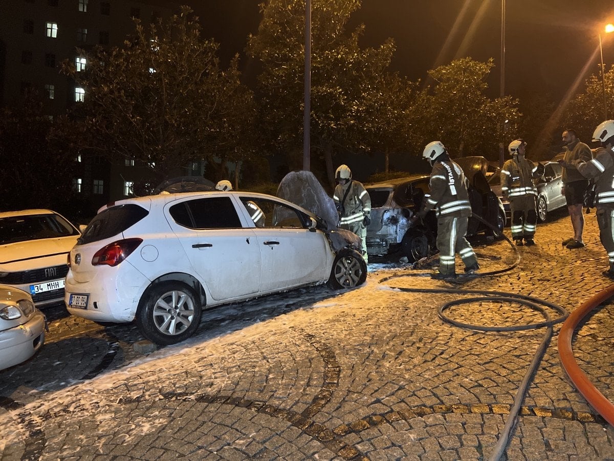 İstanbul'da Park Halindeki Araçlarda Yangın: Dört Otomobilde Hasar Oluştu
