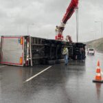 İstanbul'da Şiddetli Fırtına Nedeniyle İki Tır Devrildi