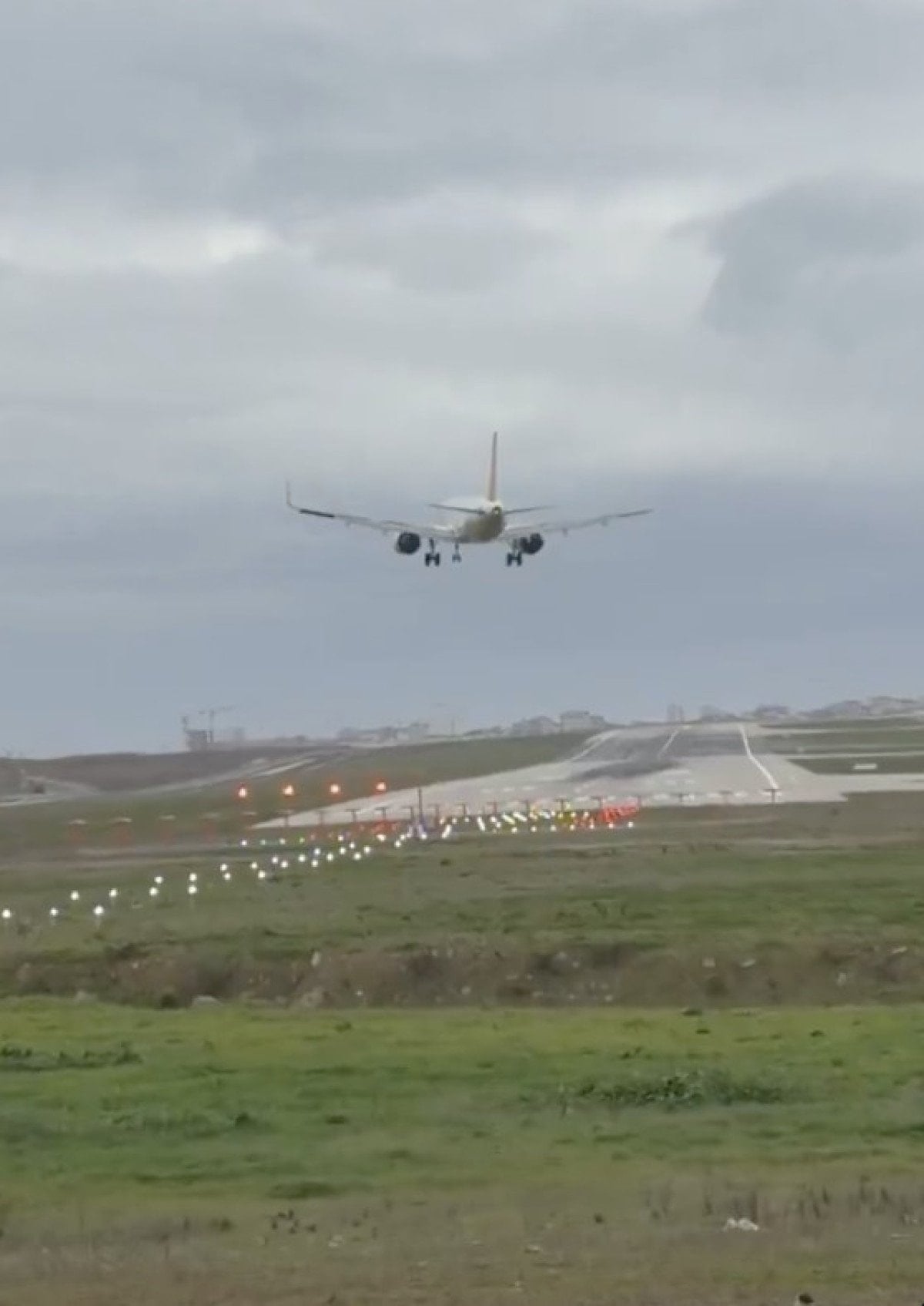 İstanbul'da Şiddetli Fırtına Uçuşları Olumsuz Etkiliyor