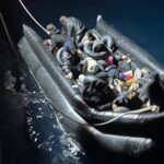 İzmir açıklarında motor arızası nedeniyle sürüklenen göçmenler kurtarıldı