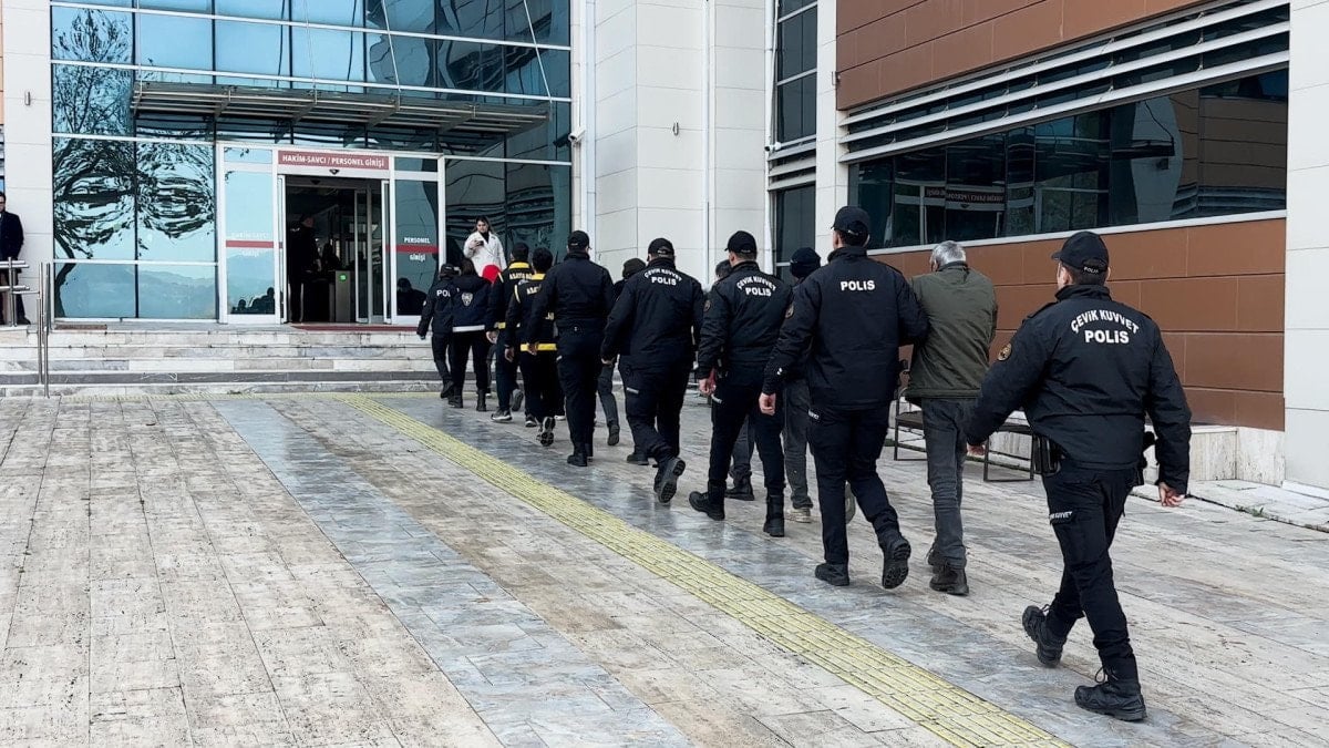 İzmir'de Fuhuş Operasyonunda 8 Kişi Tutuklandı