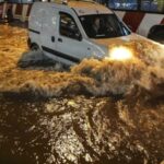 İzmir'de Kuvvetli Yağış Sonrası Sel Felaketi Yaşandı