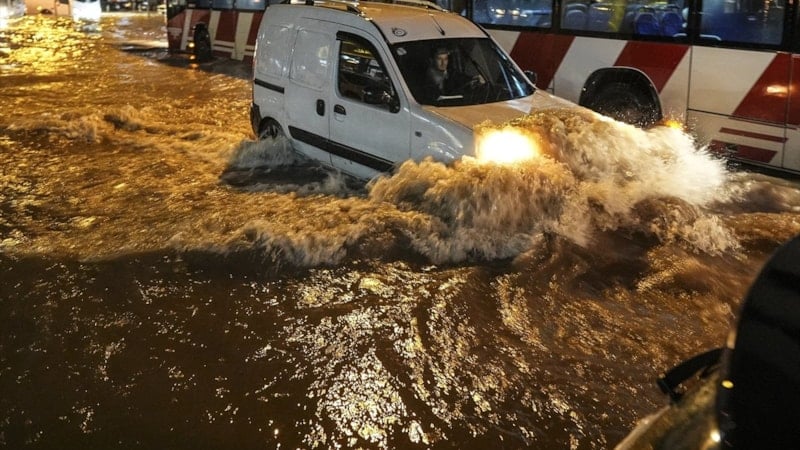 İzmir'de Kuvvetli Yağış Sonrası Sel Felaketi Yaşandı