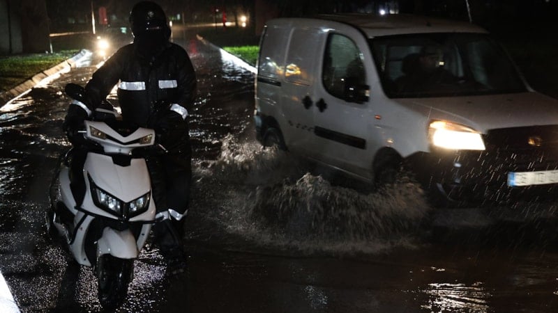 İzmir'de Sağanak Yağış Hayatı Olumsuz Etkiledi
