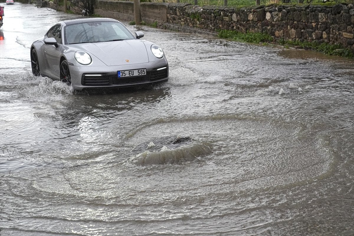 İzmir'de Şiddetli Yağış ve Fırtına Hayatı Olumsuz Etkiledi