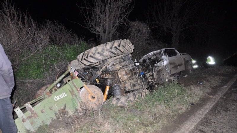İzmir'de traktör ile pikap çarpıştı, iki sürücü hastaneye kaldırıldı