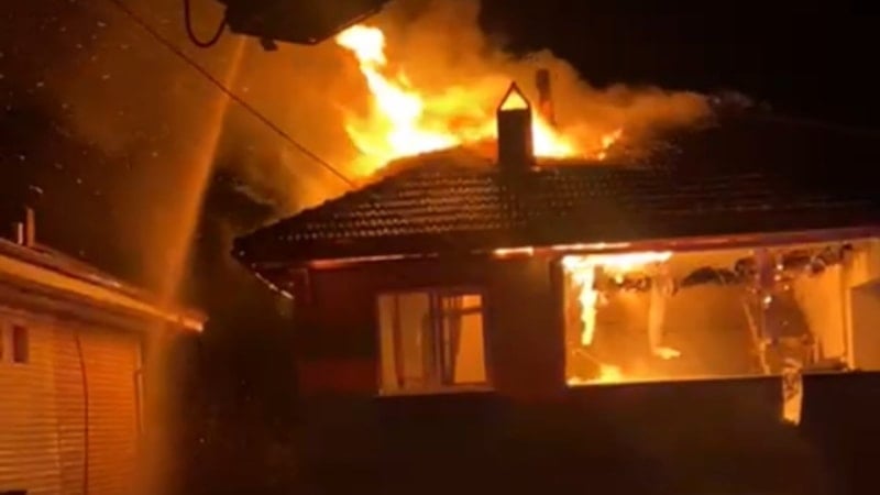 Karabük'te İki Katlı Evde Yangın Çıktı, Kazada Büyükk Hasar Meydana Geldi