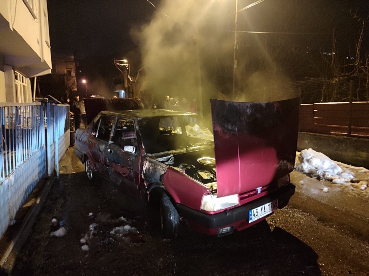 Karabük'te park halindeki otomobil alev aldı, itfaiye müdahale etti