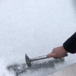 Karapınar'da Dondurucu Soğuklar Süs Havuzunu Buz Pistine Dönüştürdü