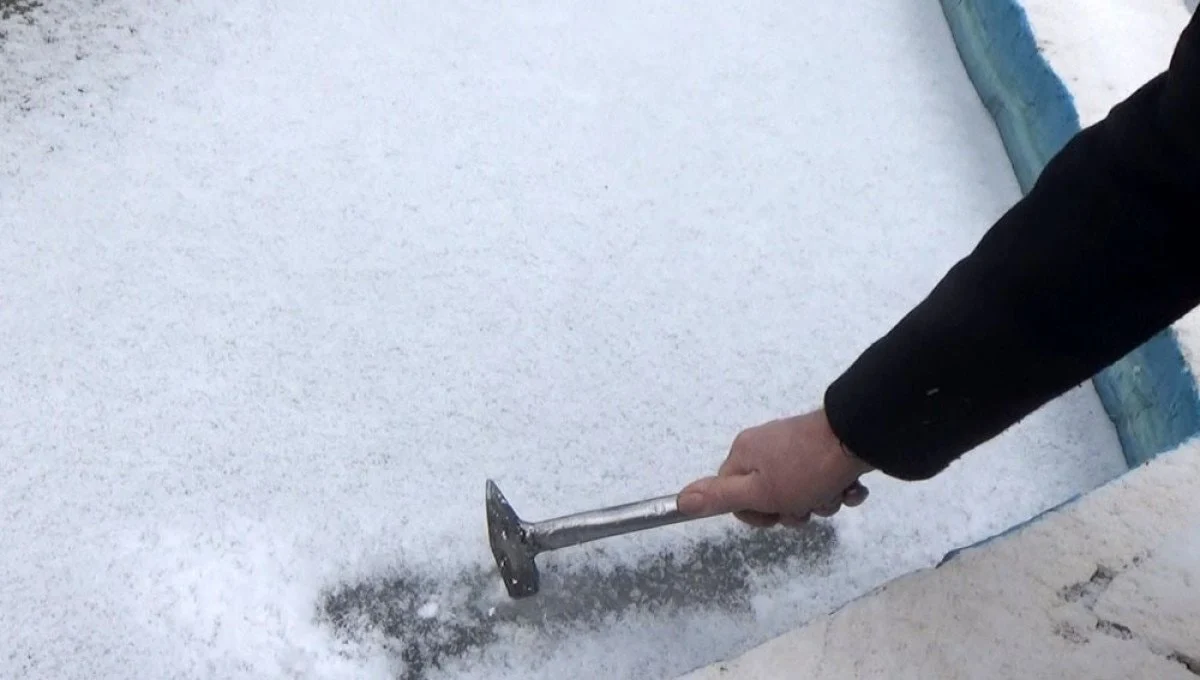 Karapınar'da Dondurucu Soğuklar Süs Havuzunu Buz Pistine Dönüştürdü