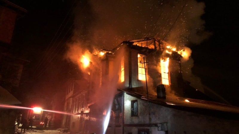Kastamonu’daki Tarihi Konağın Yangında Küle Dönmesiyle İki Evine Zarar Geldi