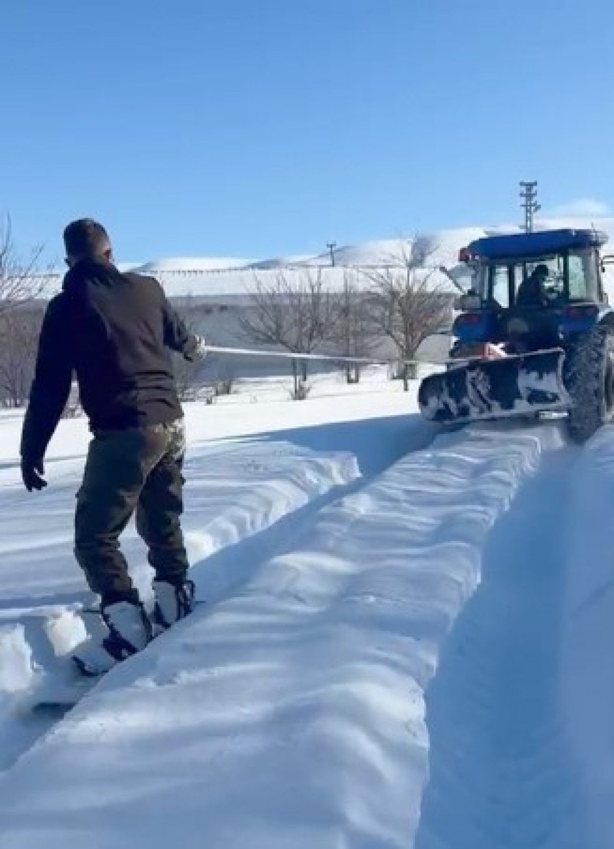 Kayseri'de Kar Eğlencesi: Traktörle Snowboard Keyfi