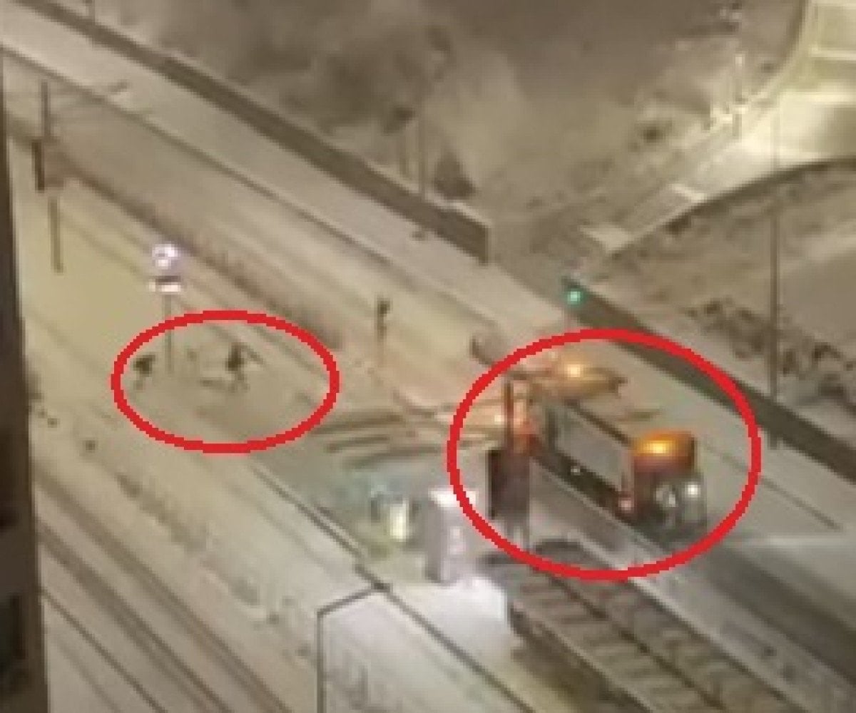 Kayseri'de Kartopu Atılan Kar Küreme Aracı Refüje Çarptı