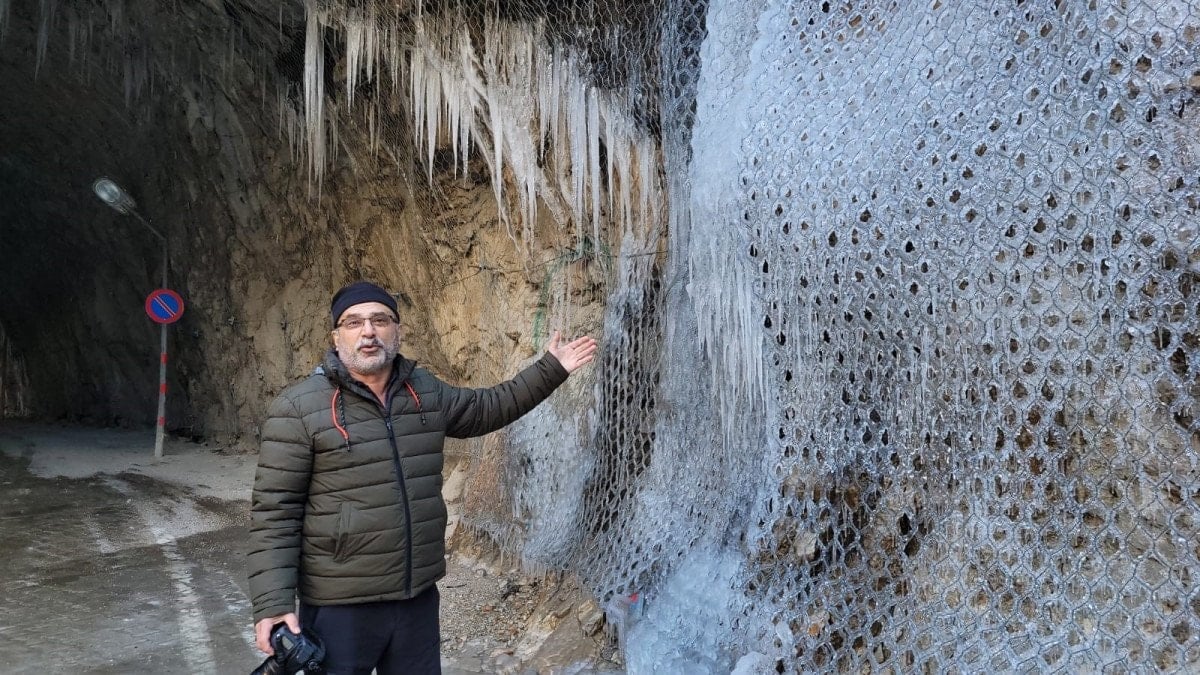 Kemaliye'deki Taş Yolu, Aşırı Soğuklar Nedeniyle Buzla Kaplandı