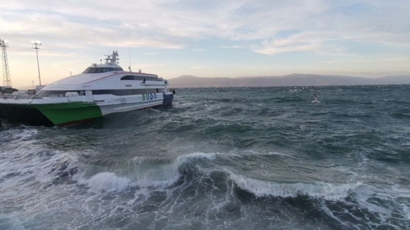 Kuvvetli Lodos ve Sağanak Yağış Deniz Ulaşımında İptallere Yol Açtı