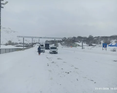 Malatya–Sivas yolu yoğun kar yağışının ardından trafiğe açıldı