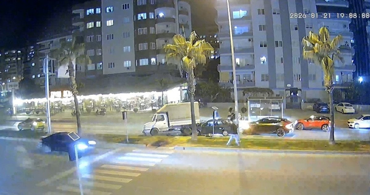 Mersin'de Yaya Geçidinde Fren Yapan Taksi Zincirleme Kazaya Neden Oldu