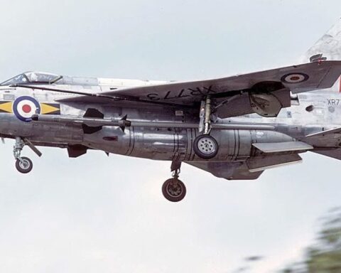 Mühendis Tesadüfen Savaş Uçağını Uçurdu: 12 Dakikalık Hayati Deneyim