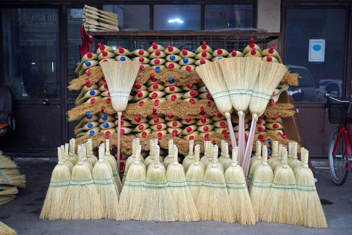 Sakarya'da Geleneksel Ot Süpürgeleri Teknolojiye Direniyor